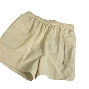 DSG like new women’s athletic cream cargo shorts with pockets